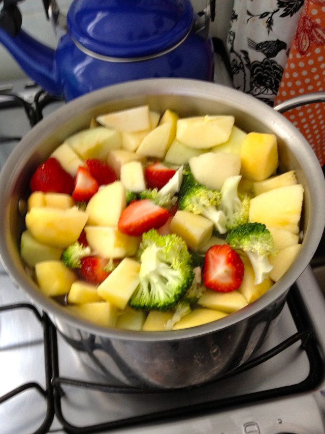 Fruit sauce in the making: apple, pear, strawberries & broccoli!