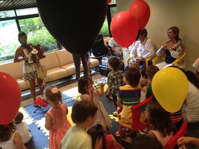 Kids being entertained by the musicians. 